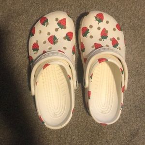 Crocs w9 strawberries- GUC